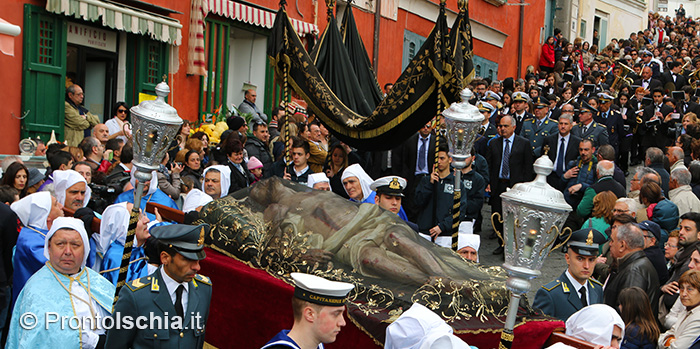 La suggestiva processione del Venerdì Santo sull'isola di Arturo.