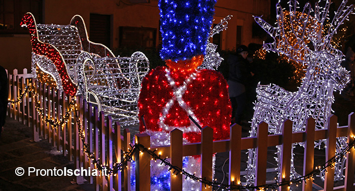 Ischia si accende per le Feste di Natale. Giochi di luce e numerose attrazioni per grandi e bambini.