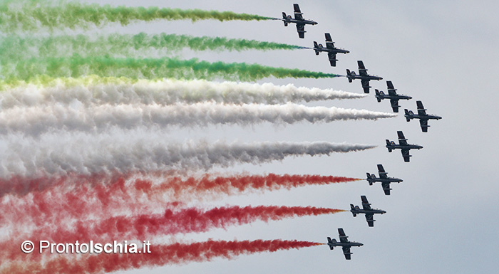 Spettacolare esibizione delle Frecce Tricolori sul lungomare di Casamicciola.