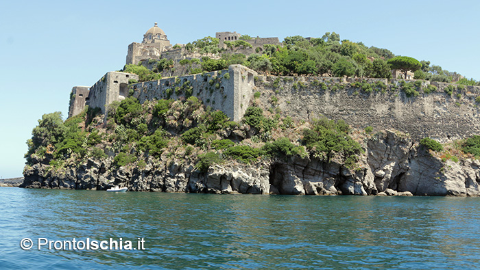 Il Castello Aragonese sopra e sotto il mare